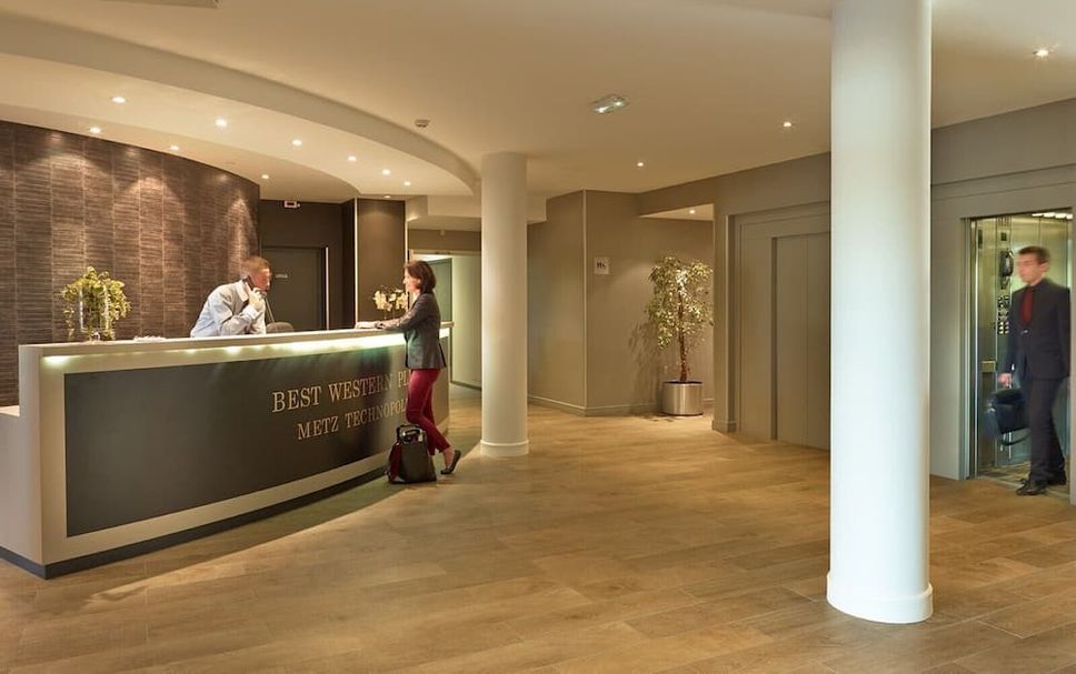 Front desk Photo