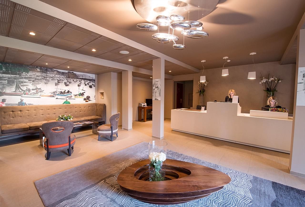 Front desk Photo