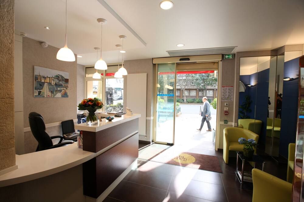 Front desk Photo
