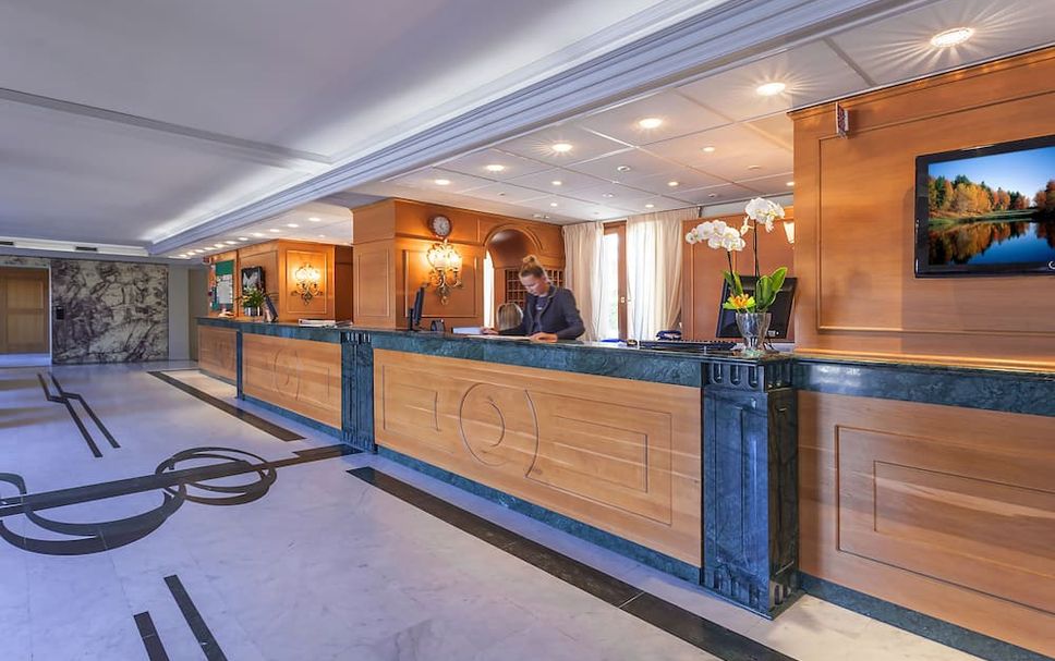 Front desk Photo