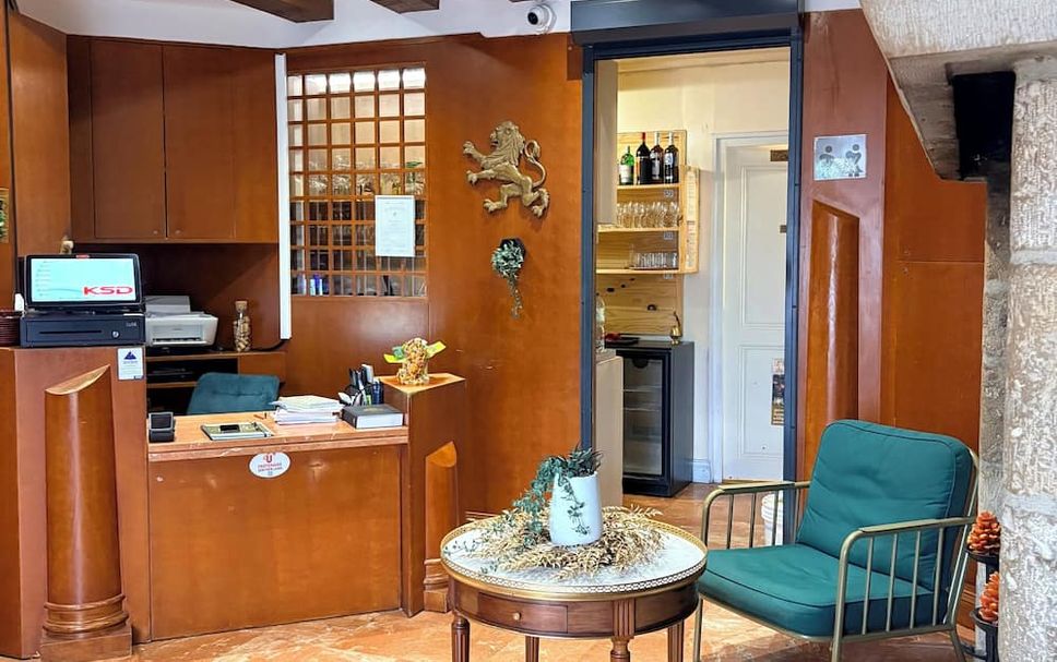 Front desk Photo