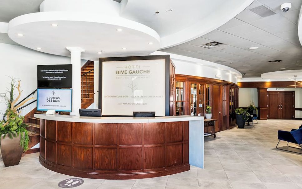 Front desk Photo