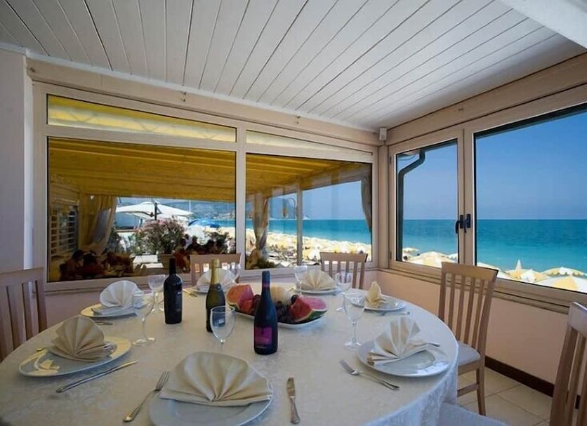 Dining room Photo