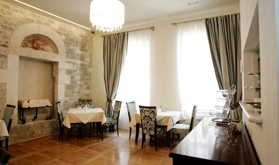 Dining room Photo