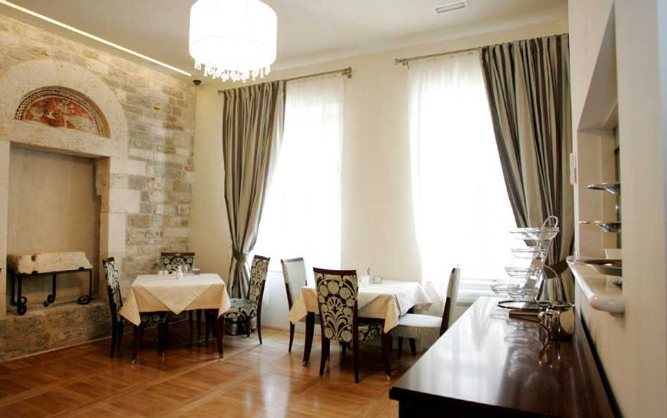 Dining room Photo