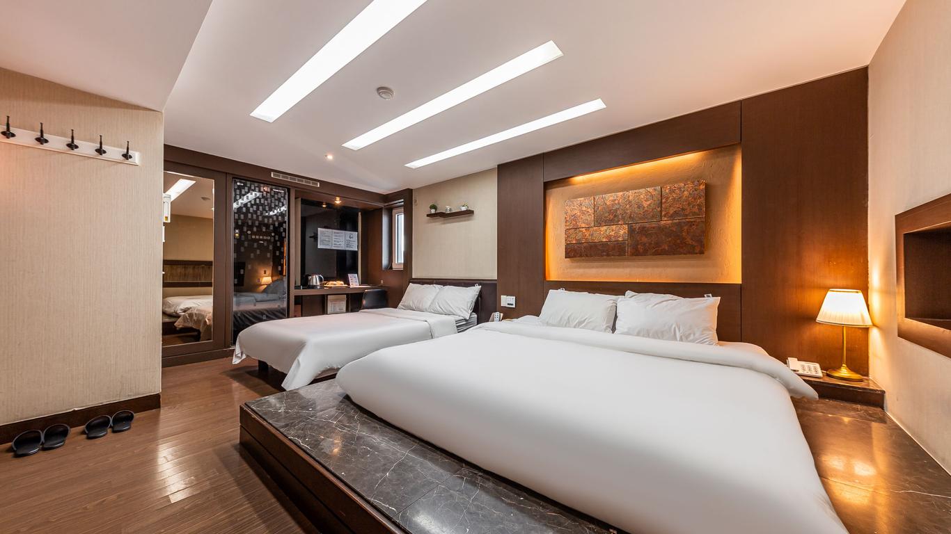Friendly Dh Naissance Hotel